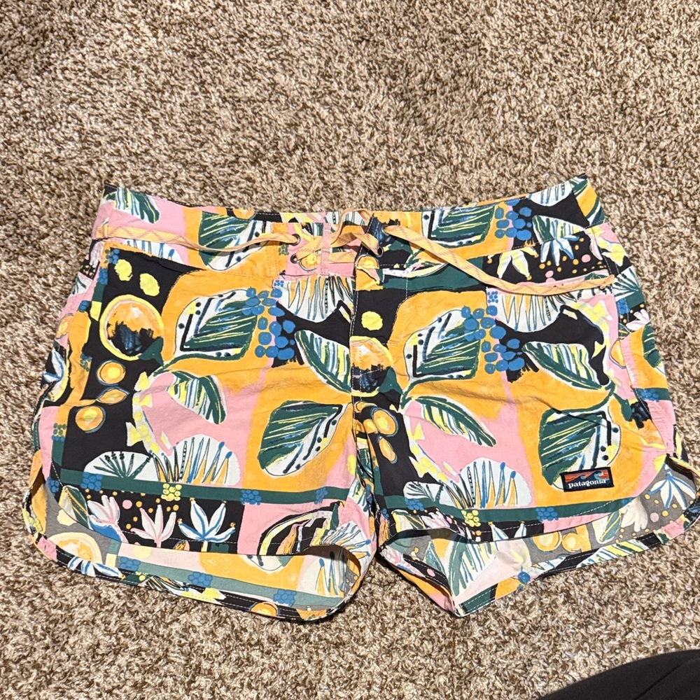 NWOT Patagonia Wavefarer 5” board shorts
